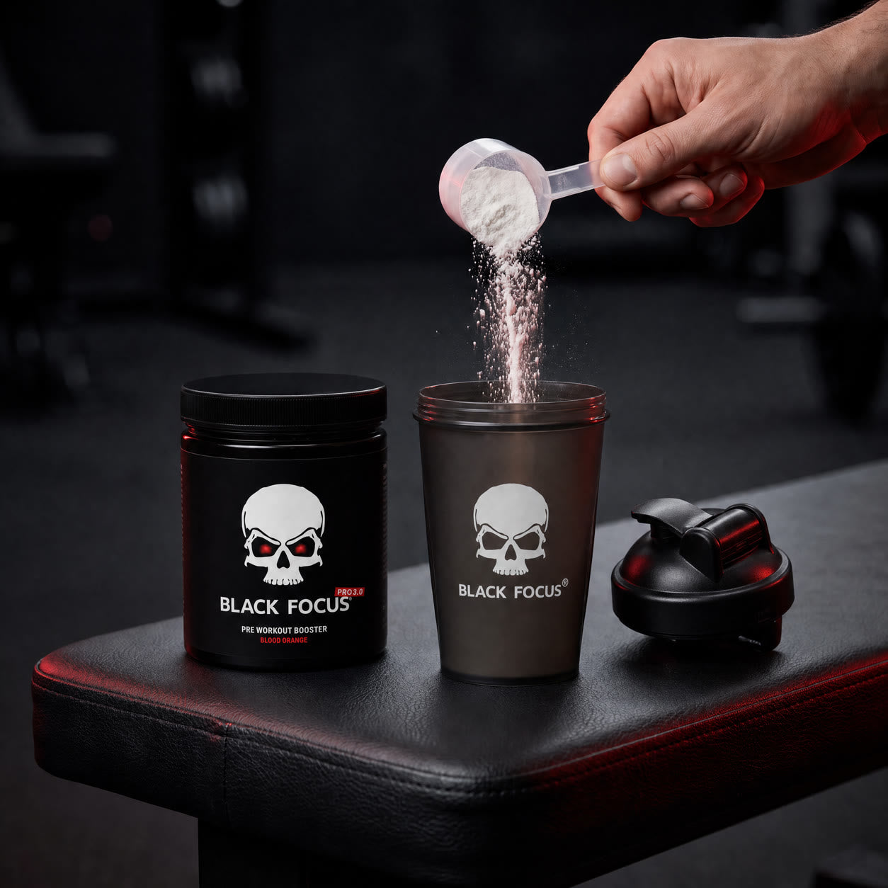 Dettaglio Black Focus Pro 3.0 e polvere pre-workout bianca