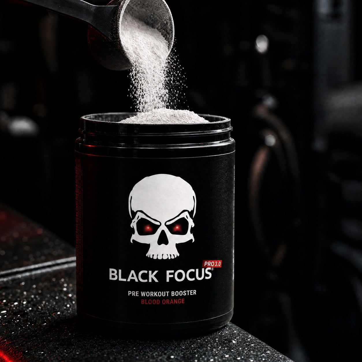 Dettaglio Black Focus Pro 3.0 e polvere pre-workout bianca