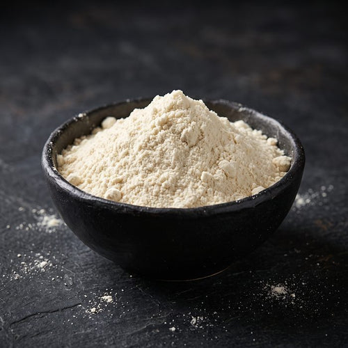 Molkenproteinpulver in einer schwarzen Schale